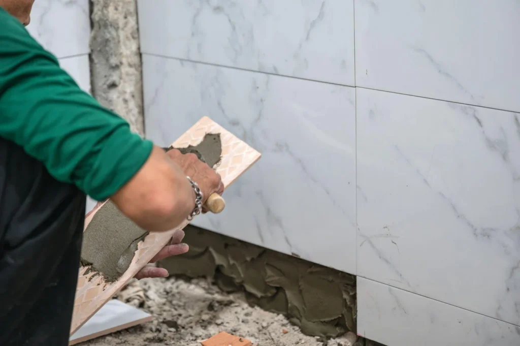 Badkamer laten betegelen: kosten, planning en waar je op let